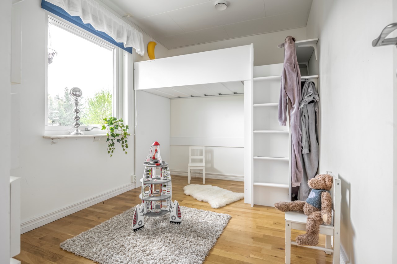 Sovrum 1 som nås direkt från hallen på entréplan