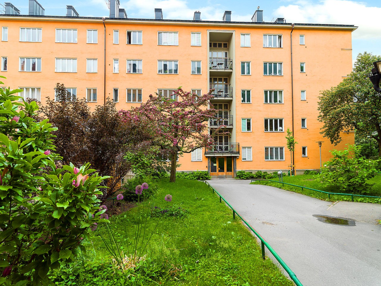 Föreningens fina fastighet sedd från gården