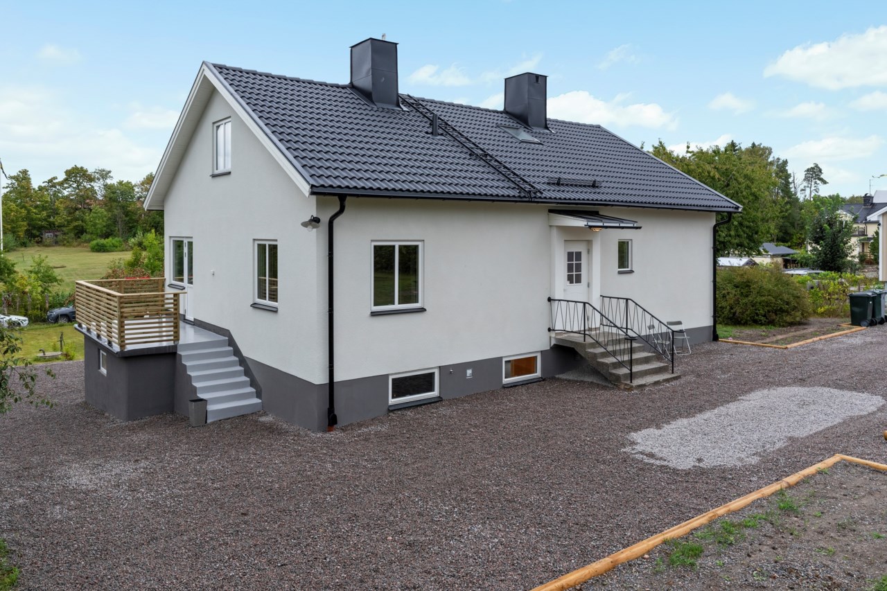 Entrésida med balkong