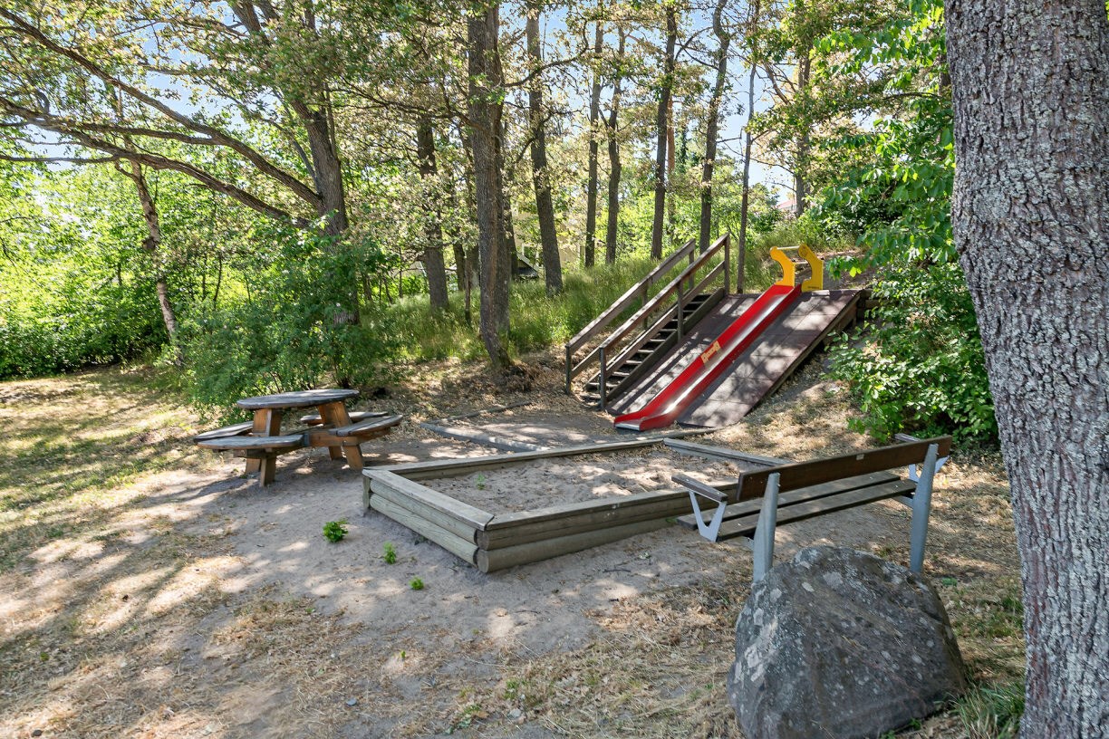 Liljekonvaljens väg 4, Badsjöstigen 1