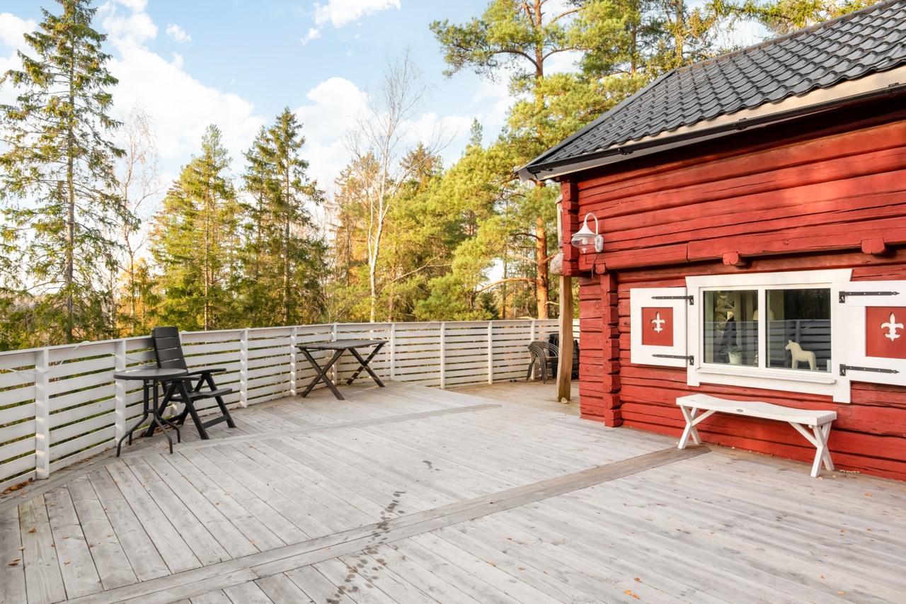 Stor altan i högt och insynsskyddat läge med sol hela dagen och kvällen
