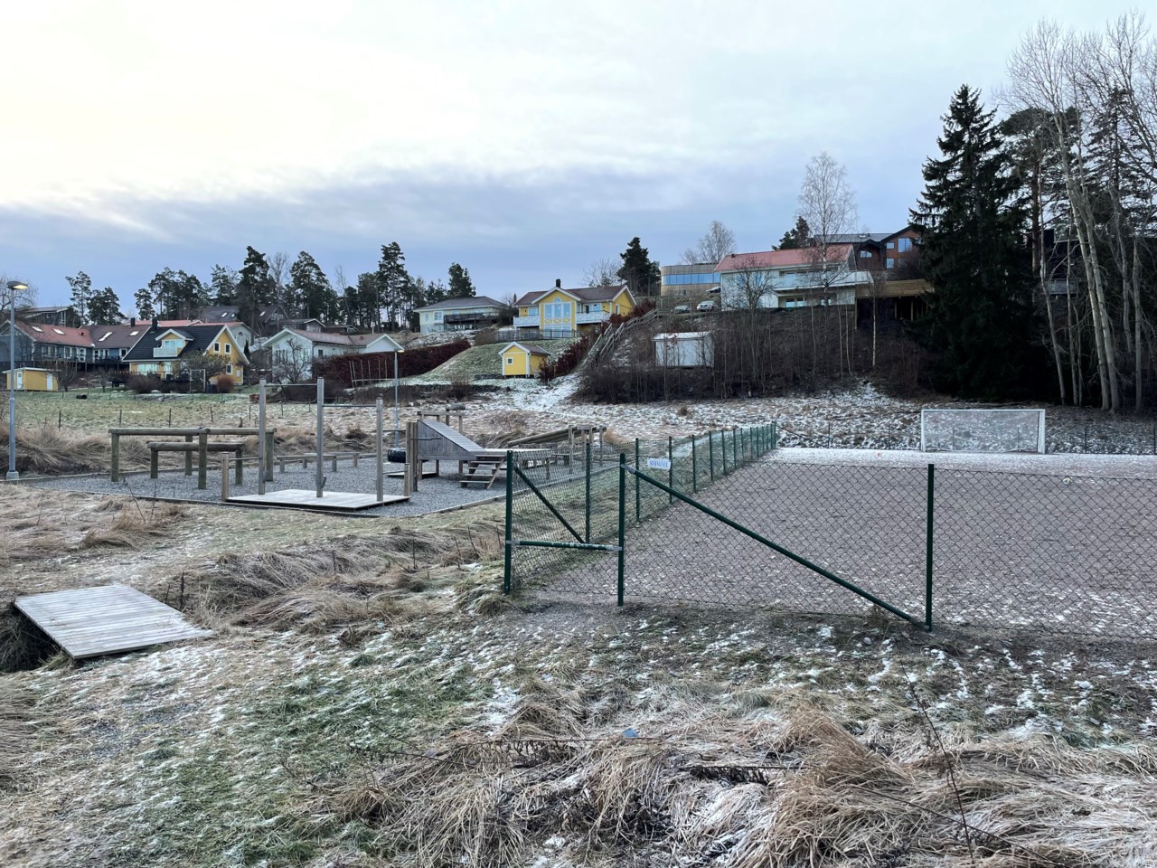 Utegym och fotbollsplan