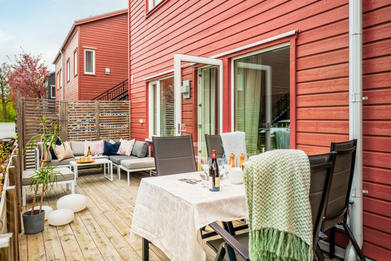 Stor altan på entrésidan med sol på eftermiddagen och kvällen
