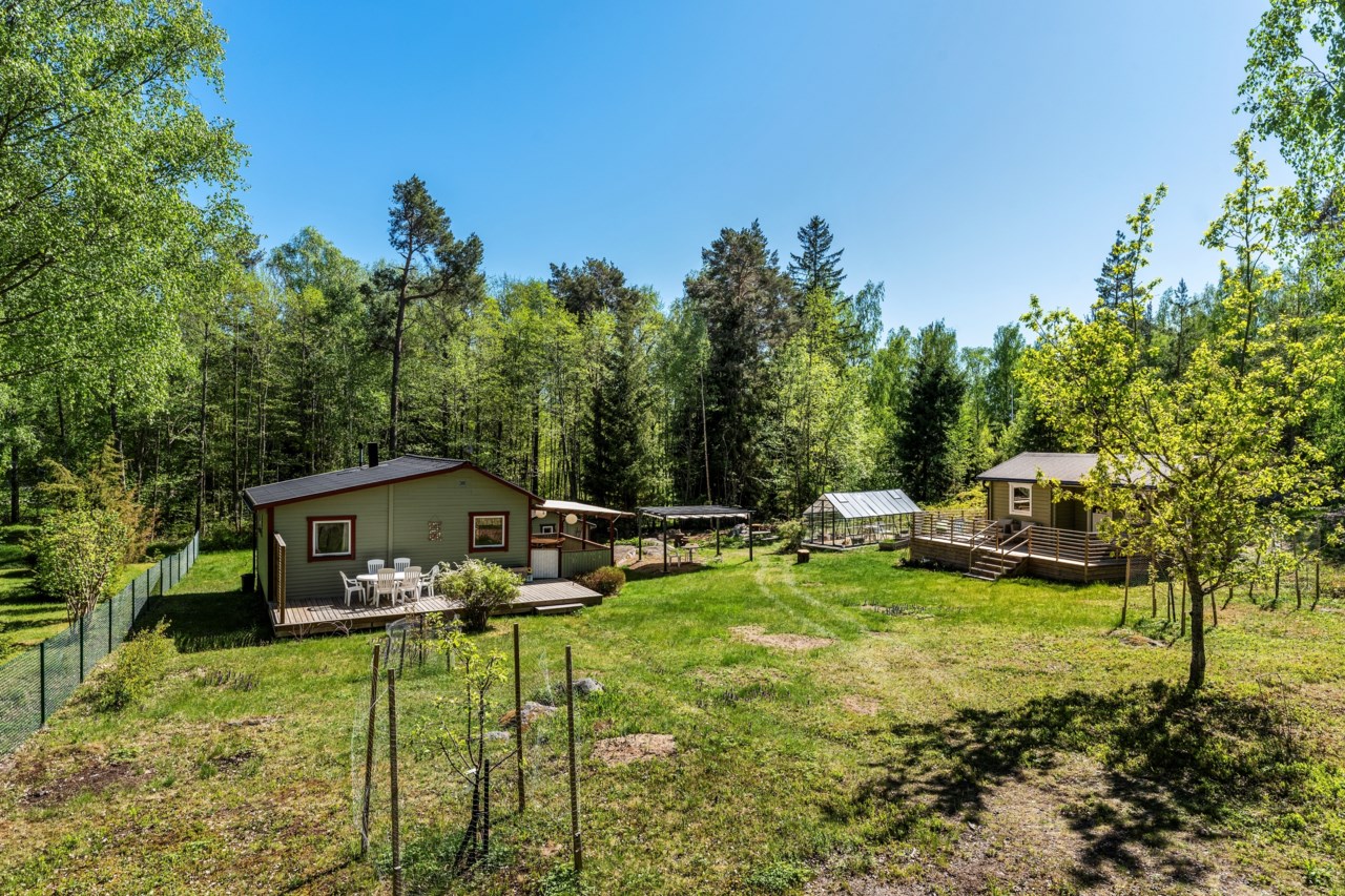 Vy över tomten Björknäs Backväg